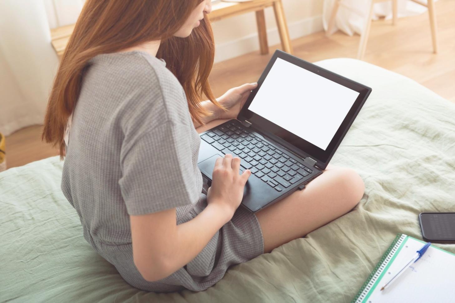 Documentos de análisis financiero personal mostrando categorización de gastos y ingresos familiares