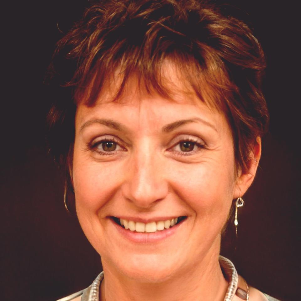 Esperanza Montalvo, directora de educación financiera, en su oficina con materiales de planificación económica